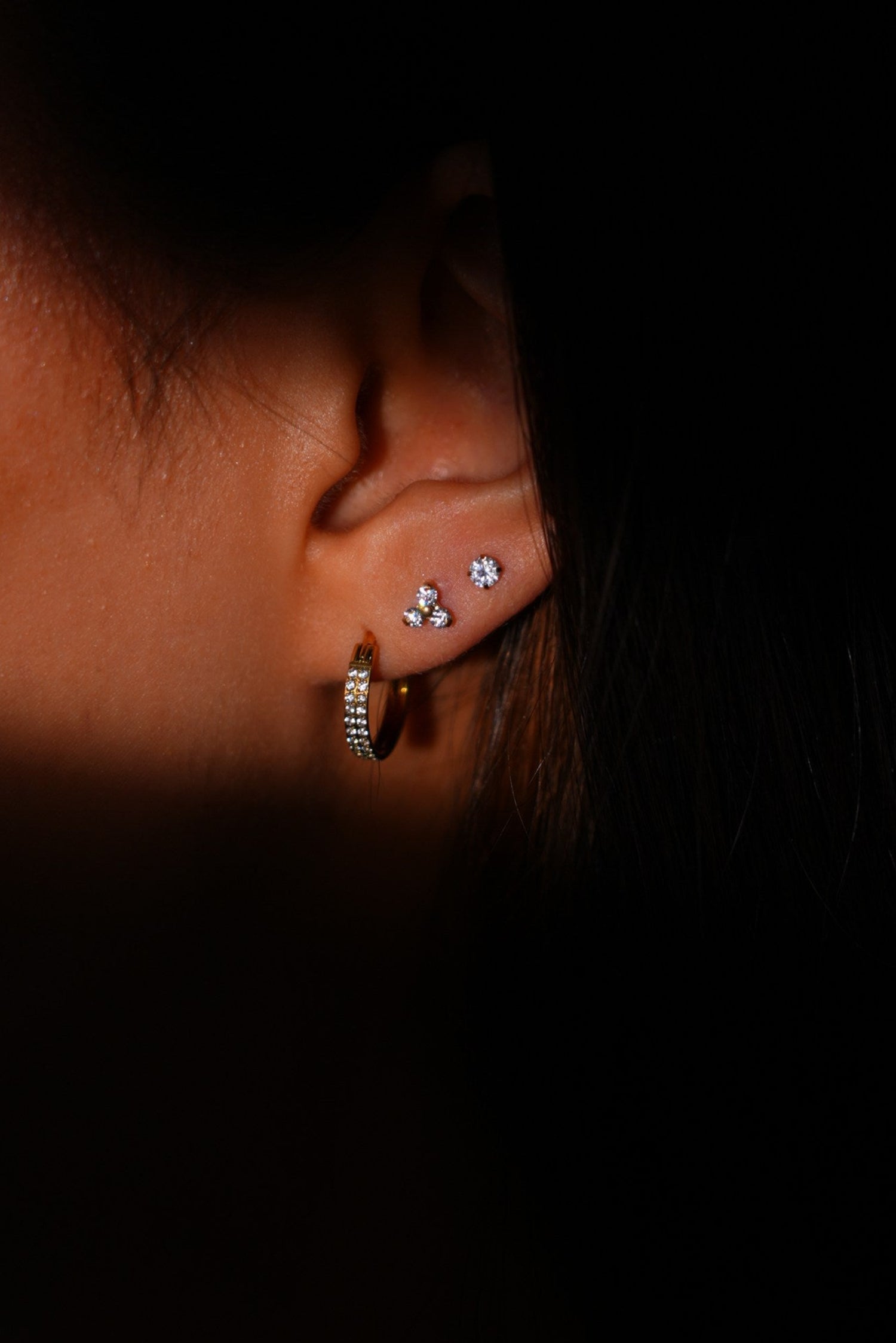 TWINS Signature Stack – Curated Ear Look mit Crystal Studs und Pavé Hoop